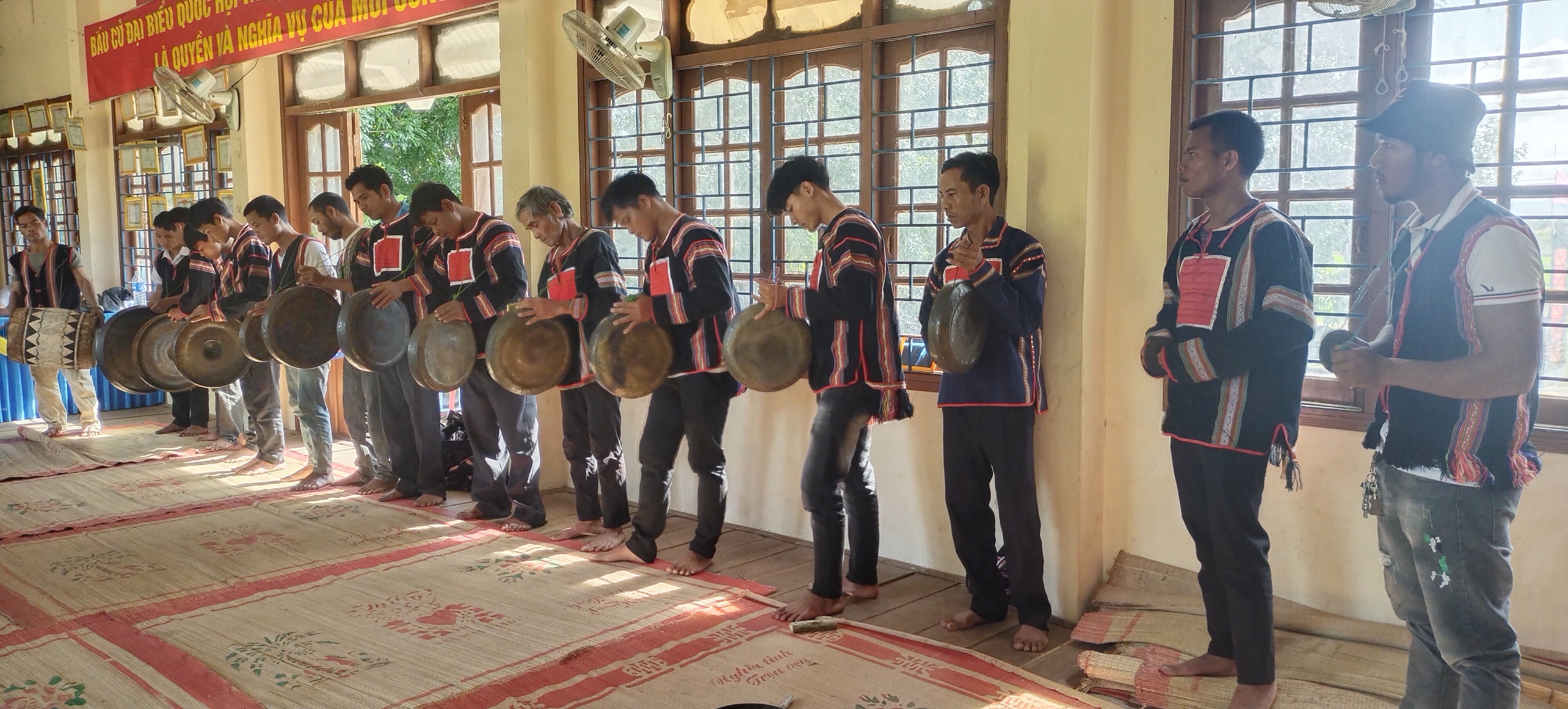 câc học viên diễn tấu bài chiêng ru con